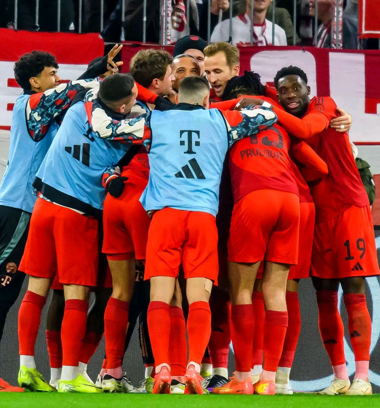 拜仁横扫巴萨，马丁内利状态火热