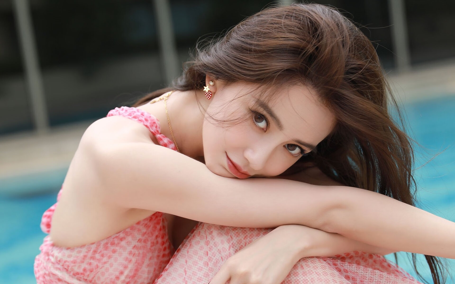 东方战术板上的两场革命，当萨拉赫的存在感与日本的铁壁防守成为现代足球的哲学镜子