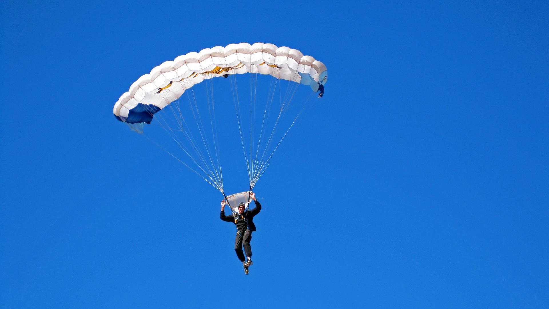 一边是北非铁骑踏碎日耳曼战车，一边是德国老将在英超续写荣光，足球世界没有理所当然